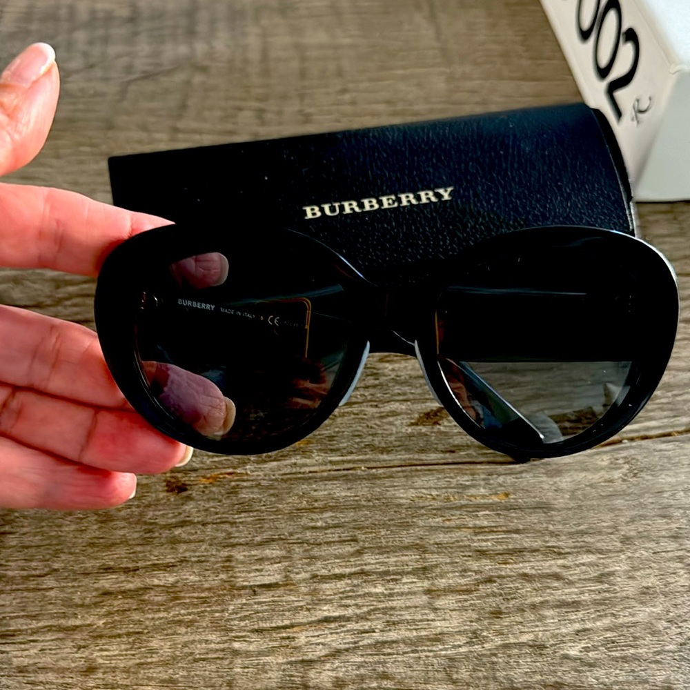 Elegant Burberry Sun Glasses